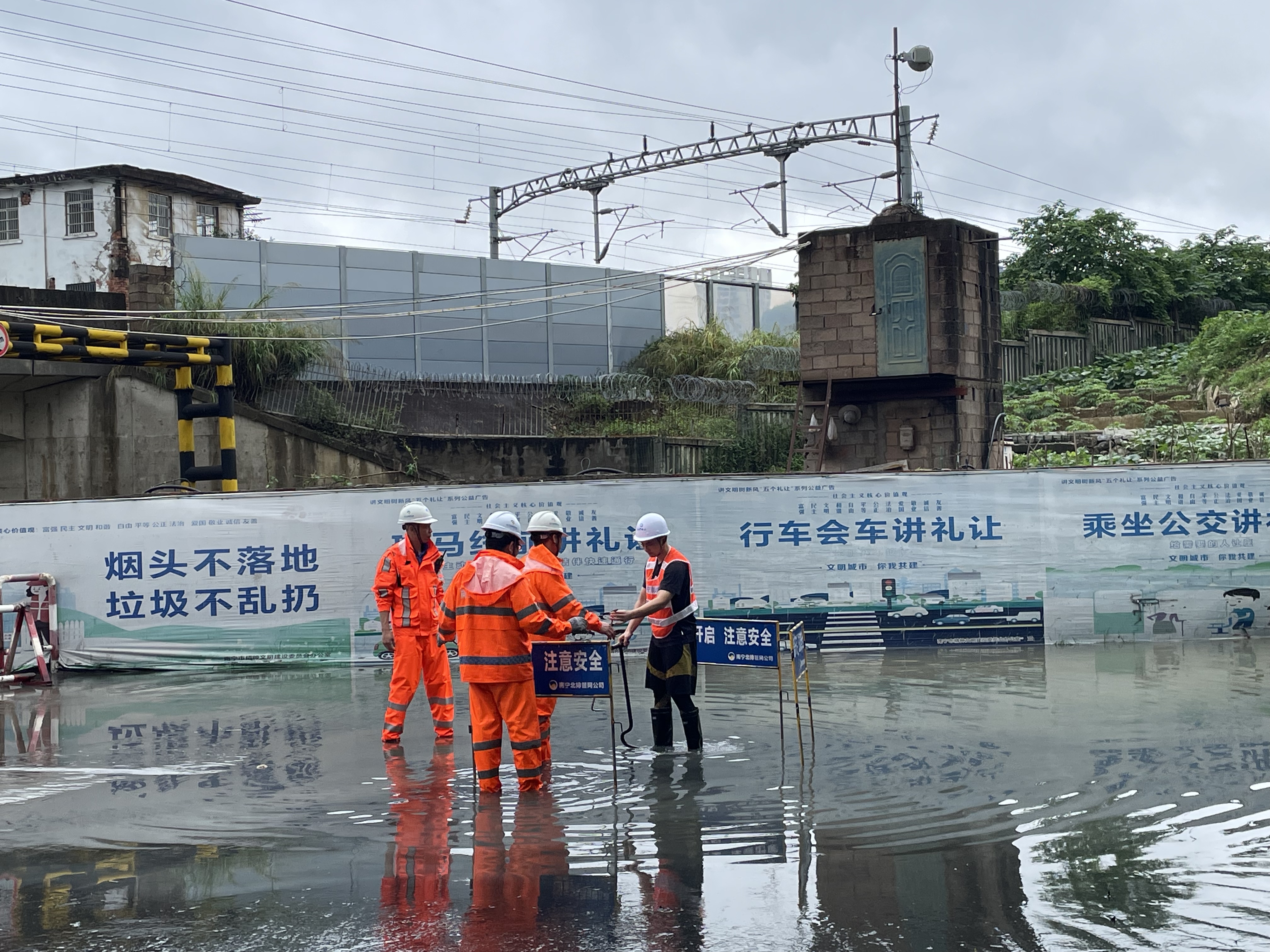 積極應對強降雨，市排水公司連夜出擊排水搶險